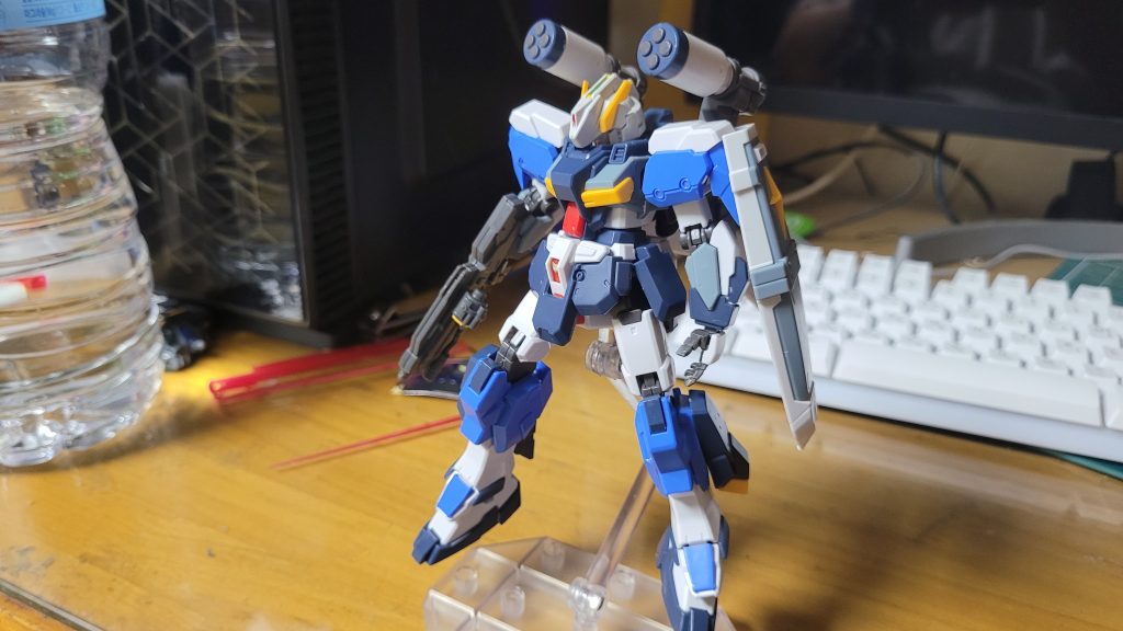 それで家に作っておいた白いヘーゼルの頭を使ったが··· やはりあのセンサーユニットが似合わなかった。 しかし、もう一つの問題は、元々使っていた白いアンテナ連結パーツがなくなったということだった。