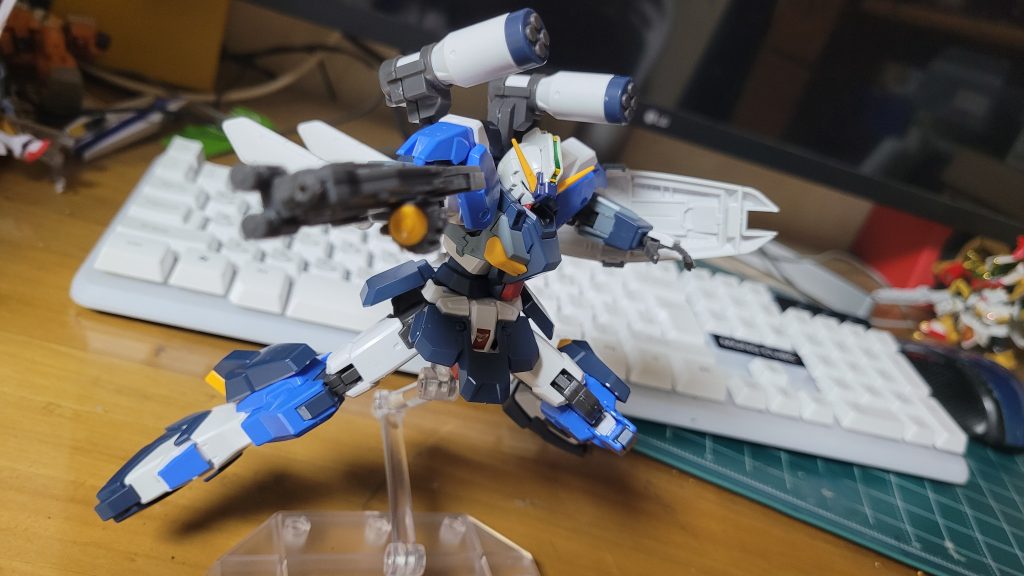 額の部分のパーツだけが青色なので、ただの白い髪よりははるかにポイントが生きていて良かった。誇張して元々こうだったのかと思うほどよく似合う。