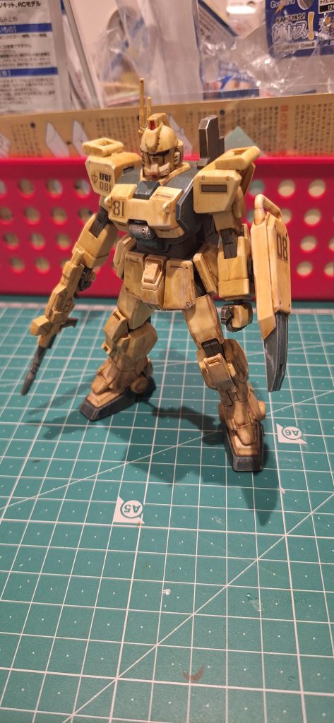 ウェザリング完了♪♪やはり陸戦系はウェザリングが似合う🥰マーキングシール跡が目立ってちょっとダサいけど自分は満足♪♪ただ、茶色が強すぎて後悔…グレーでウェザリングしたら良かったかな  さて、次はファンネル6本ある機体(๑•̀ㅂ•́)و✧