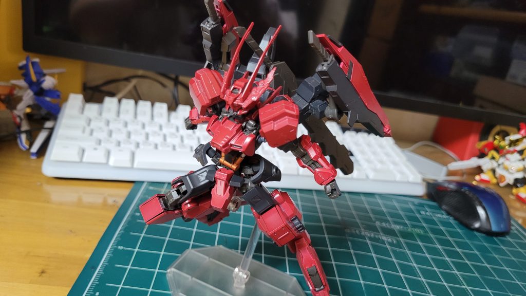 ASW-00-73 ガンダムバビロン特殊目的のために製作された隠し73番目のガンダムフレーム。その目的とは「ガンダムの制圧」厄祭戦その後、ガンダムフレームの処分をめぐって悩んでいた研究陣は、セブンスターズを含めたガンダムフレームを管理する家門がガンダムフレームを悪用する可能性を念頭に置いて、秘密裏にバビロンを製作することになる。 