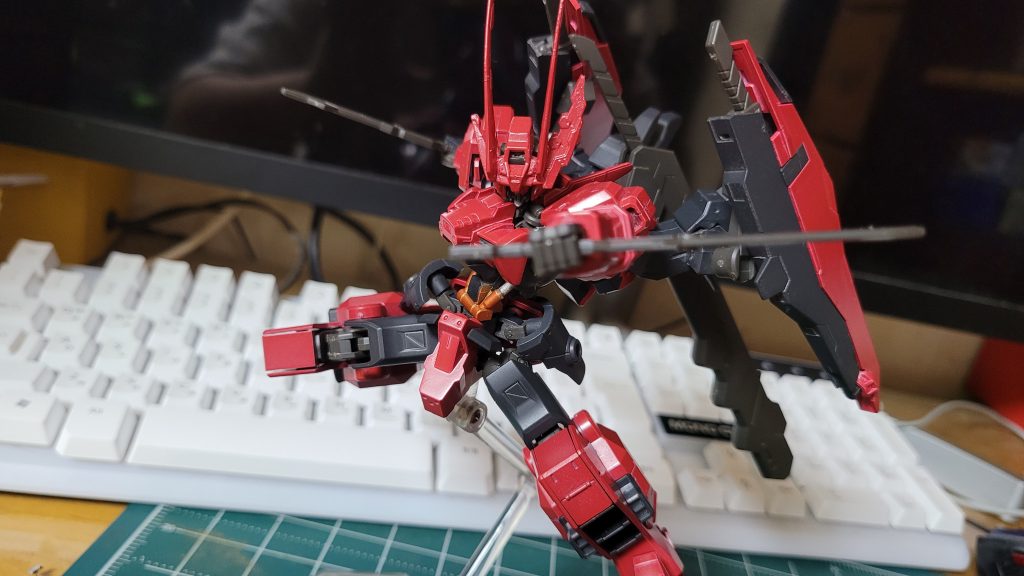 「コードトリプルシックス」を発動したバビロンを目の前にしたガンダムフレームはガンダムバビロンの非理想的な出力を見てバビロンをモビルアーマーと認識してしまい暴走してしまう。このような暴走状況まで念頭に置いて確実にガンダムフレームを制圧、あるいは処理できるように調整されたバビロンは、文字通り家門の抑制期であり処刑人の役割をすることになった。