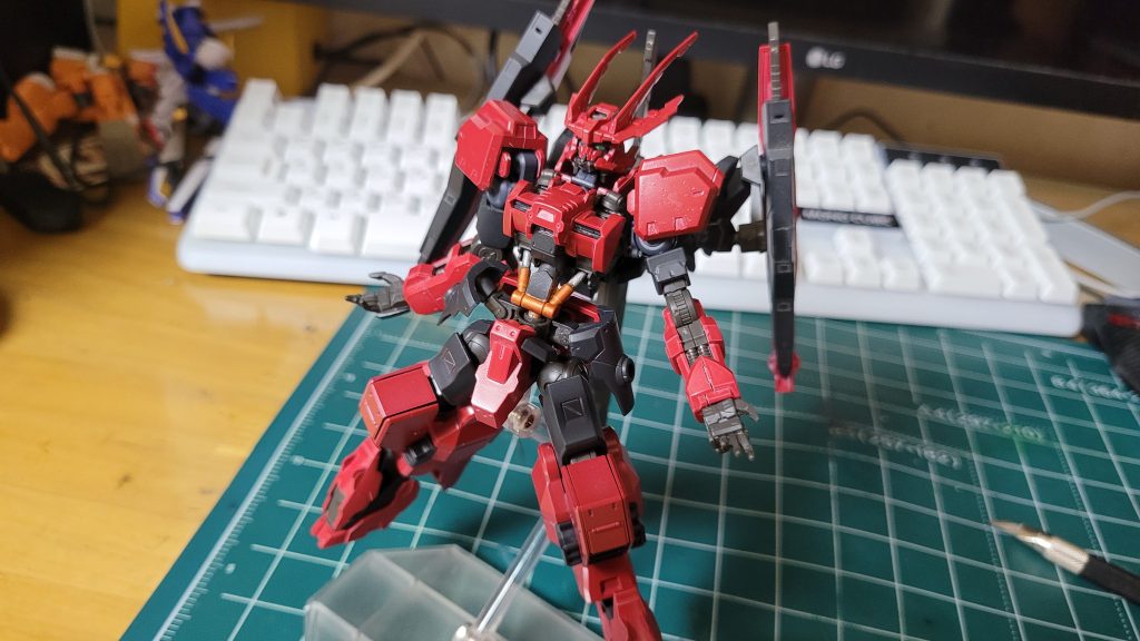 ガンダムバビロンには大モビルアーマーモード以外にも特殊システムである「コードトリプルシックス」が搭載されているが、エイハブリアクターとハーフリアクターを限界値まで最大稼動し出力とスペックを引き上げるシステムだ。この時、バビロンの全身は赤くなり、スペックと出力も大モビルアーマーモードを発動したガンダムフレームより約3倍以上高くなる。