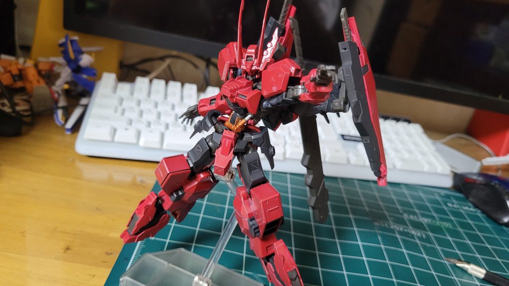 バビロンは既存のガンダムが持つエイハブリアクター以外にも、脚の部分に冷却装置と共にハーフリアクター2個を増設し、通常のガンダムよりさらに高い出力を持つように製作された。反抗するガンダムフレームを制圧するためには、他のガンダムと似たスペックで足りないと判断した研究陣の決定だった。 