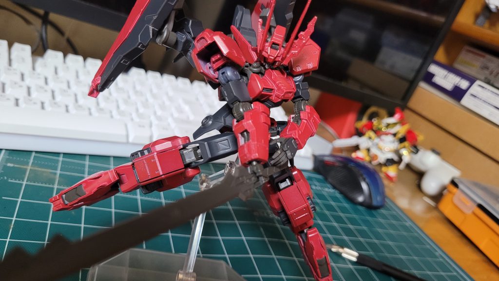 しかし、このような高性能の機体を見て欲を出す人は常にいたし、結局戦争が終わった後、ガンダムフレームが各家門に譲渡される時、バビロンは組織内の誰も知らないうちに隠れるようになった。この機体が誰かの手によって悪用される日には、ギャラルホルンの立地も危険になるためだ。 ガンダムを前面に出してバビロンに対抗してみたとしても、あの処刑人を相手に勝利できるという保障がないため、この機体の存在は徹底的に秘密にされ、誰の手にも入らないようにしなければならなかった。 