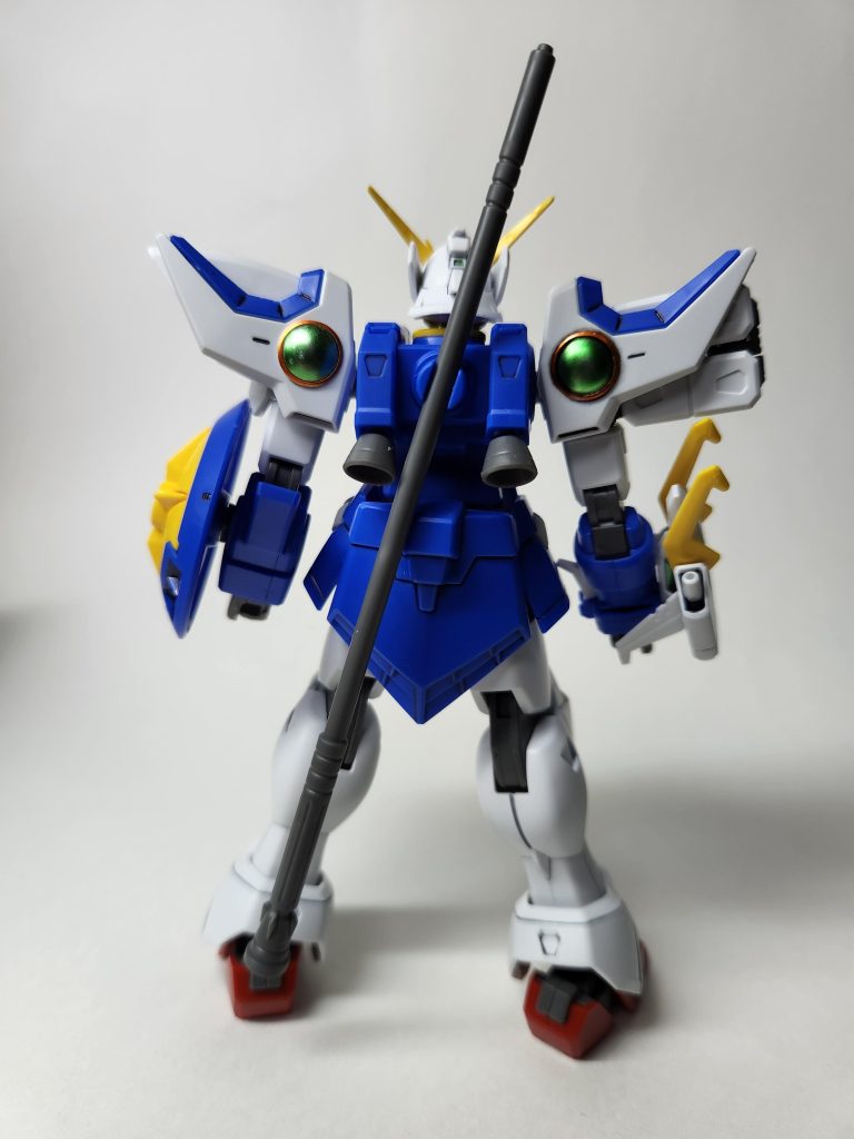 パッケージの見本写真では、肩の後ろは塗られていないのですが、アニメでは後ろもグリーンだったはずなので、前同様に塗装。う~ん、格好いい(gundam-kao3)（自画自賛）