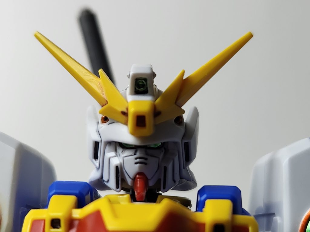 頑張った箇所②アンテナのシャープ化。シャープ化自体は、他のキットでも当然のようにやっているのですが、シェンロンの場合、出来るか不安だったのが、枝分かれしている中間部分のシャープ化。先端と違い、えぐるような感じ？かなと思っていたのですが、実際は、ニッパーで切り込みを入れ、カッターで慎重に削り出し、整えました。バルカンや頭頂部のカメラ（？）も塗り分け、イケメンになりました✨毎日見ても飽きない(zaku-kao6)(zaku-kao6)(zaku-kao6)皆様に比べればまだまだですが、自分の中では過去一番の自信作になりました。