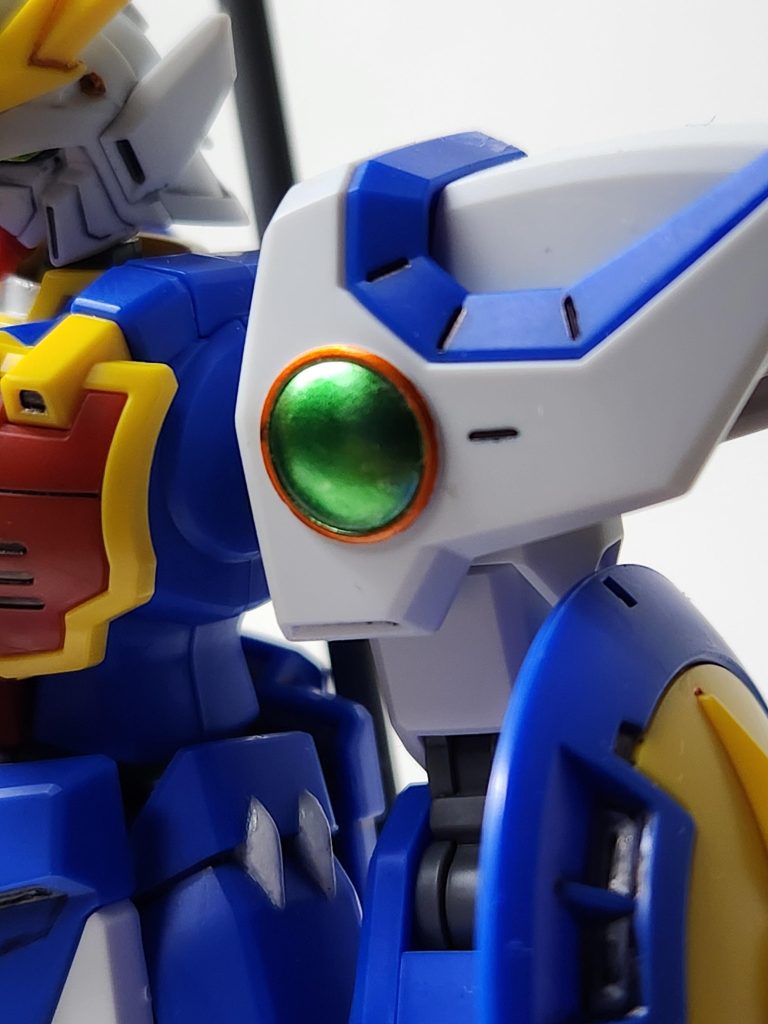 今回頑張った箇所①肩の丸い部分。キット的にはシールが付属してますが、シール不使用派の自分には塗装の選択肢しか無かったのですが、上手くいくか不安でした。が、いざやったら予想以上に上手く出来ました♪因みにガンダムマーカーメタリックイエローグリーンの直塗りです。ムラにもならず、綺麗に塗れました。本来ならそれで終わりですが、少しオリジナリティを出したくなり、グリーンの周りを同じくガンダムマーカーのメタリックオレンジで縁取り。これも思いの外、良く出来たと、満足しております。