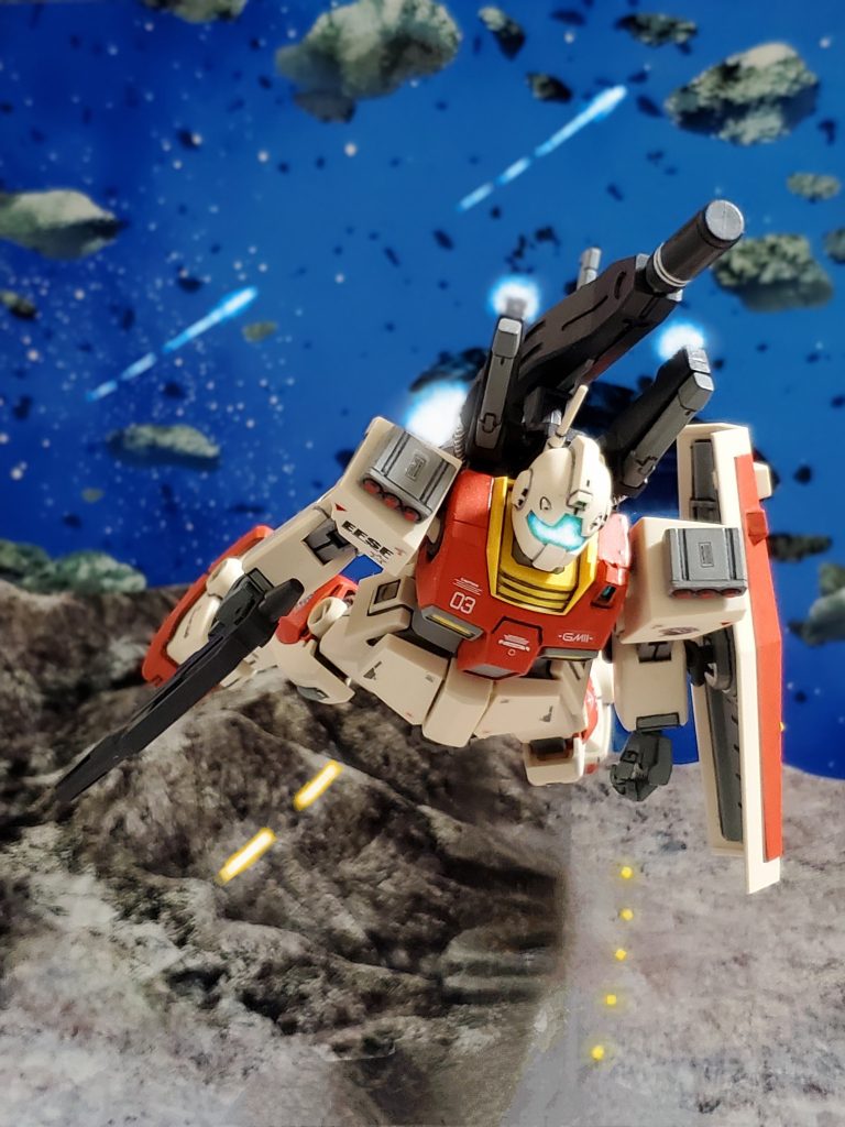 宇宙世紀0087年、ティターンズとエゥーゴの対立が激化する中、連邦軍コンペイトウ守備隊の指揮官ジャック・ベアード大尉は連邦軍内でティターンズに対する反抗組織『隠れエゥーゴ』のメンバーとして活動🎶グリーンノアでのガンダムMk-II 開発情報、ティターンズ艦隊の動向、ジャブロー本部の守備状況など、様々な情報をエゥーゴに提供していた😎✨少ない戦力で成果を挙げるエゥーゴの巧みな軍事活動の裏には連邦軍内部からティターンズの情報を流している反逆者が存在するハズ😠💨と睨んだジャミトフ総帥は内側に潜む裏切り者の検挙を目的とした『憲兵部隊』を組織👮♂️✨司令官ナカッハ・ナカト中佐指揮のもと、連邦軍内部の一斉捜査が開始された🚨各地で次々に検挙される隠れエゥーゴのメンバー❕そして捜査の手はついに『コンペトウ』へとおよぶ…😱💦自分たちが憲兵部隊の捜査対象リストに名を連ねてる事を知ったジャック・ベアード大尉ら隠れエゥーゴのメンバーはコンペイトウを脱出しエゥーゴへの合流を決断し、エゥーゴの代表ブレックス准将に保護要請を打電✉️する🎶そしてエゥーゴから迎えの艦艇を出すとの快い回答を得る🙌✨彼らは哨戒任務を装い合流予定地であるサイド1 を目指し次々にコンペイトウを離れる脱出劇を開始する🏃💨隠れエゥーゴの一員である管制オペレーターのノエル・アンダーソン少尉👧はデータを偽装工作💻️✨哨戒任務に出た守備隊がコンペイトウへ帰投しているかのように改ざんしていた🤭✨