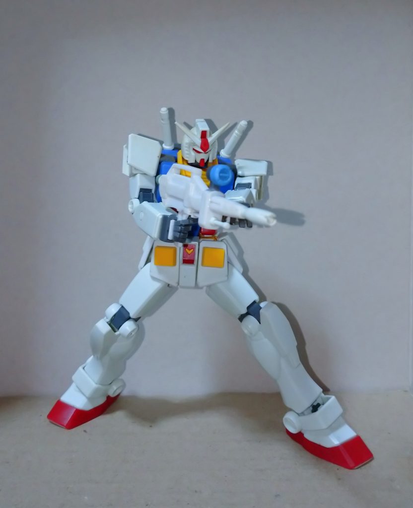 コチラも塗装前にブンドドしている時ですがガンダムならこのポーズと言う事で一枚。目が見えるか見えないか位の俯瞰から見たガンダムの顔が一番好きです。