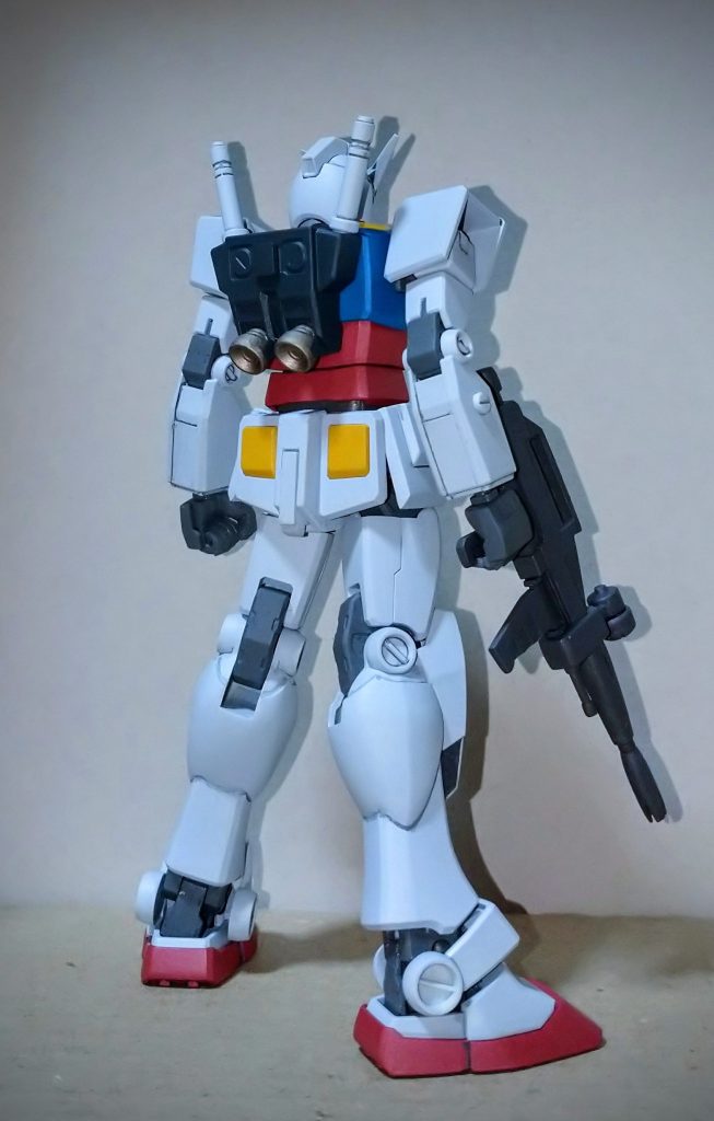 背面です。プロポーションの改修等はしていませんが可動域拡大の為に股関節軸の位置を2ミリほど下げたので足は長くなっています。