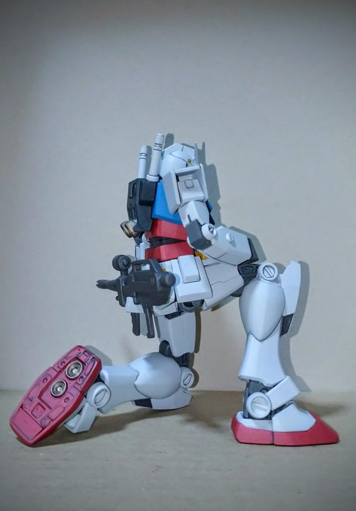 ライフルはリアアーマーに懸架出来るようにラックを付けました。リアアーマーの元々開いている穴に差しています。差し替えで穴隠しのカバーパーツにもなります。