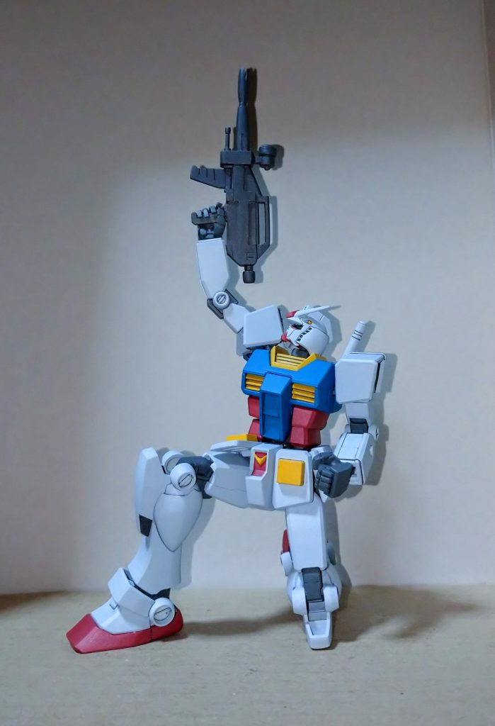 ・・・と見せかけてラスシュー❗この肩の可動域ならばやらずには要られません。「分かってくれるよね。ララァ」ハンドパーツは貴重(自分にとっては)な他キットからの流用品です。(T-T)銃持ち手は平手の改修した物でサーベルも持てる様に調整してあります。左のグーパンは右手用のグーパンを無理やり改修した物です。