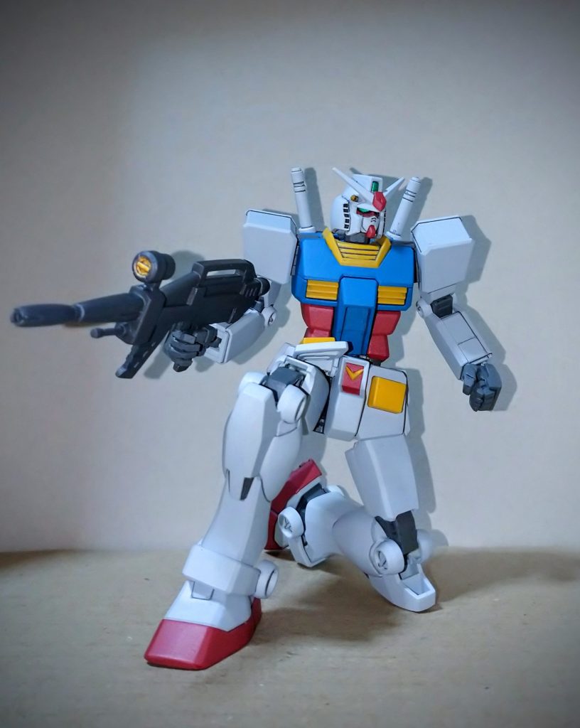 「さぁ~て、そろそろガンダム大地に立つかなぁ~😉」ジオンの人逹は逃げて下さい。(;O;)後は肘や腹部のスキマが目立つ部分はプラ材でカバーなりスキマ埋めパーツなりで処置しています。