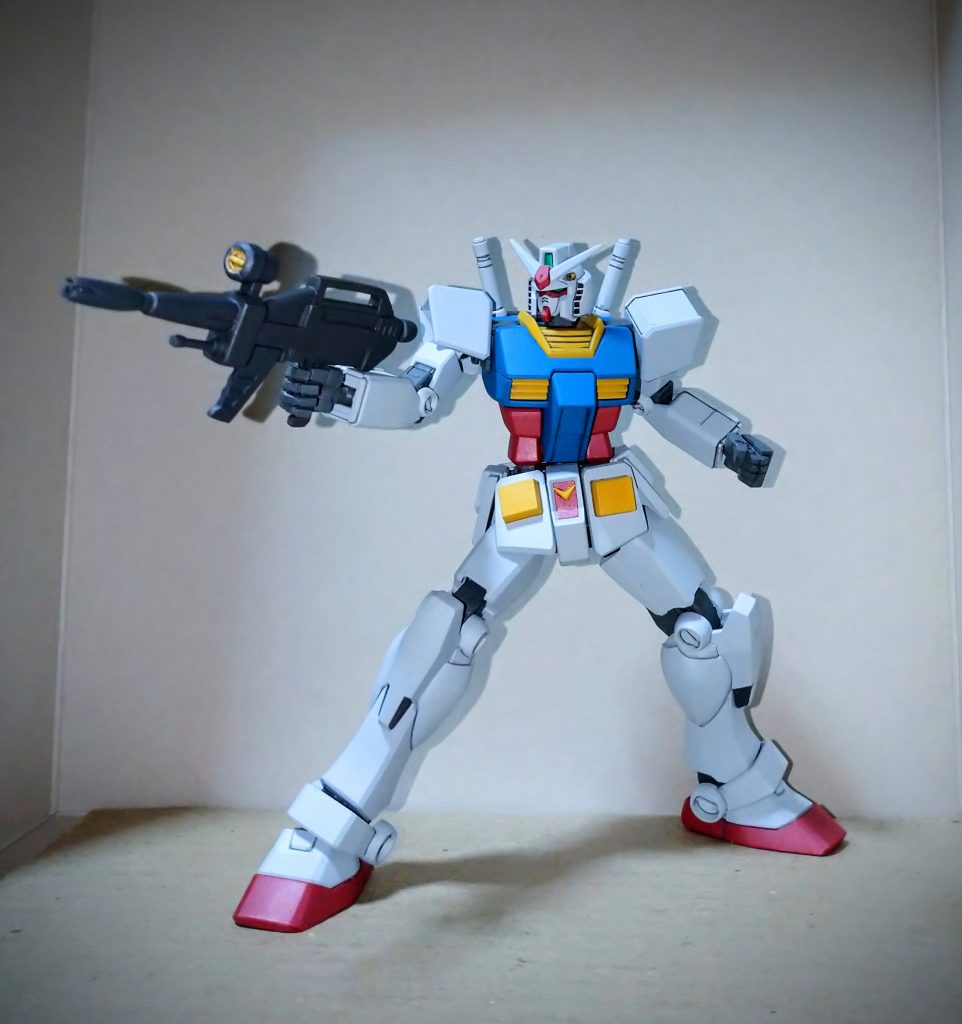 ちょっと銃を構えただけでカッコイイです。足の自然なラインが美しいです。ライトパッケージ版で武器無しなので、ライフルは頑張って、スクラッチしました。p(^-^)qパッと見でそれっぽく見えたらOK🎵