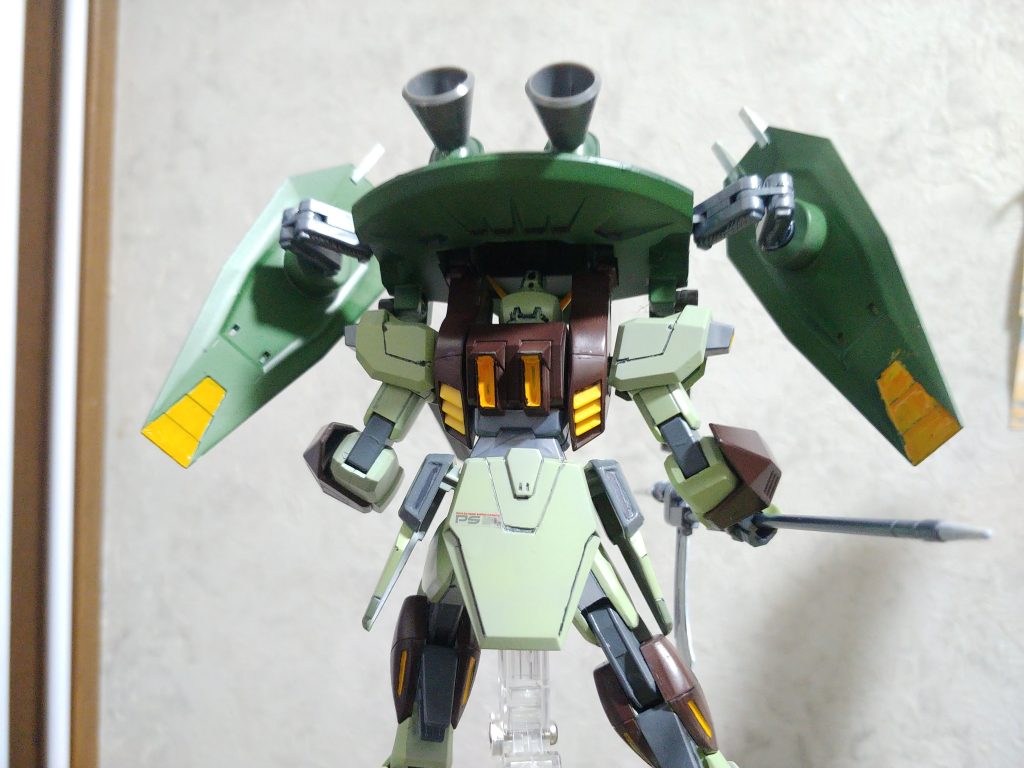 胴体や腕の部分は青系か黒系ずっと悩んで茶系にしてみたら意外に大人っぽく出来たかなと。ついでにバーニア口は勝ち気に黄色を選択。細かい所はガンダムマーカー直塗り。ムラが酷い 