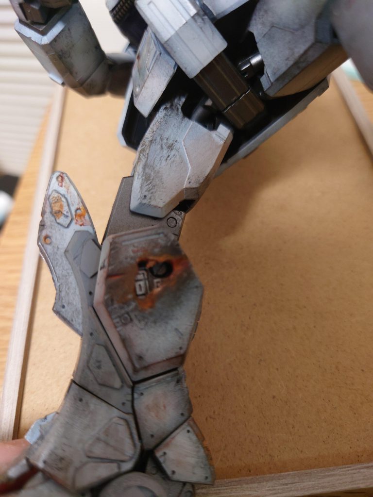 ふくらはぎ部の装甲をくり抜いて内部にディテールを追加