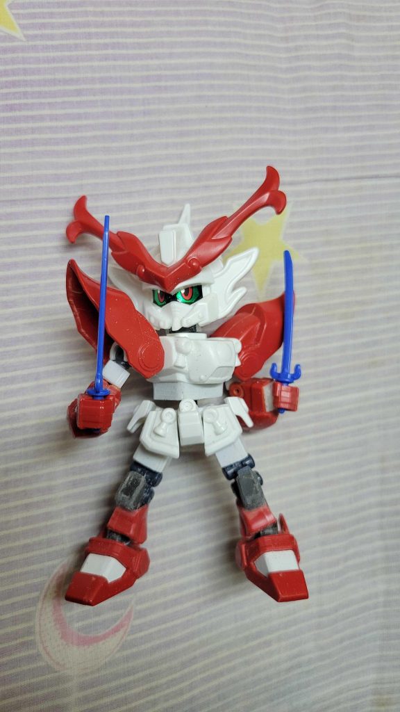 当初は接着面の反対側も混合パテで複製しようと思っていたのですが、最終的に足元にRG系パーツを追加するというアイデアを思いつきました。