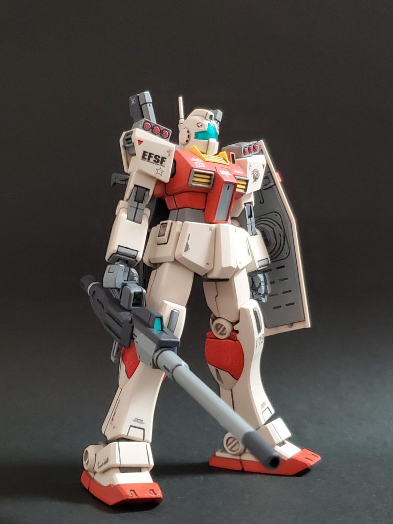 今回はジムIIとジムⅢの間に存在する機体というコンセプトで私の妄想注入💉によるジムIIを製作~😊🎵ベースにはプレバンのHGUC ジムIIデザートカラーのキットを使用❗そこに昨年製作したセミストライカーの余剰パーツなどを流用しました🙌✨今回のカラーリングはグリプス戦役時のコンペイトウ所属という事でオレンジカラー🟧🎵と成形色のデザートカラーそのままでシンプルにまとめています😊✨塗装はいつものごとく筆塗り🖌️💦仕上げは艶消しスプレーでfinishです🤭🎵マーキングシールには貴重なジャック・ベアードのパーソナルマークも使用しております👍️