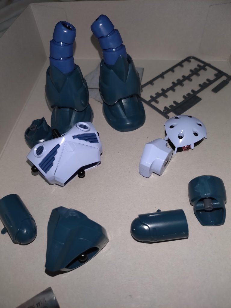 少し接着剤付けて放置してたのが長かったのか…ミスって変色してしまいました。一部（泣）合わせ目消し…接着剤にもよるらしいので皆さん…も自分見たいなまぬけな失敗しないようにしてくだい…（汗）接着剤も合わせ目消しに向いてるのと向いてないのあるんすね…自分やはり無知、未経験でした（汗）