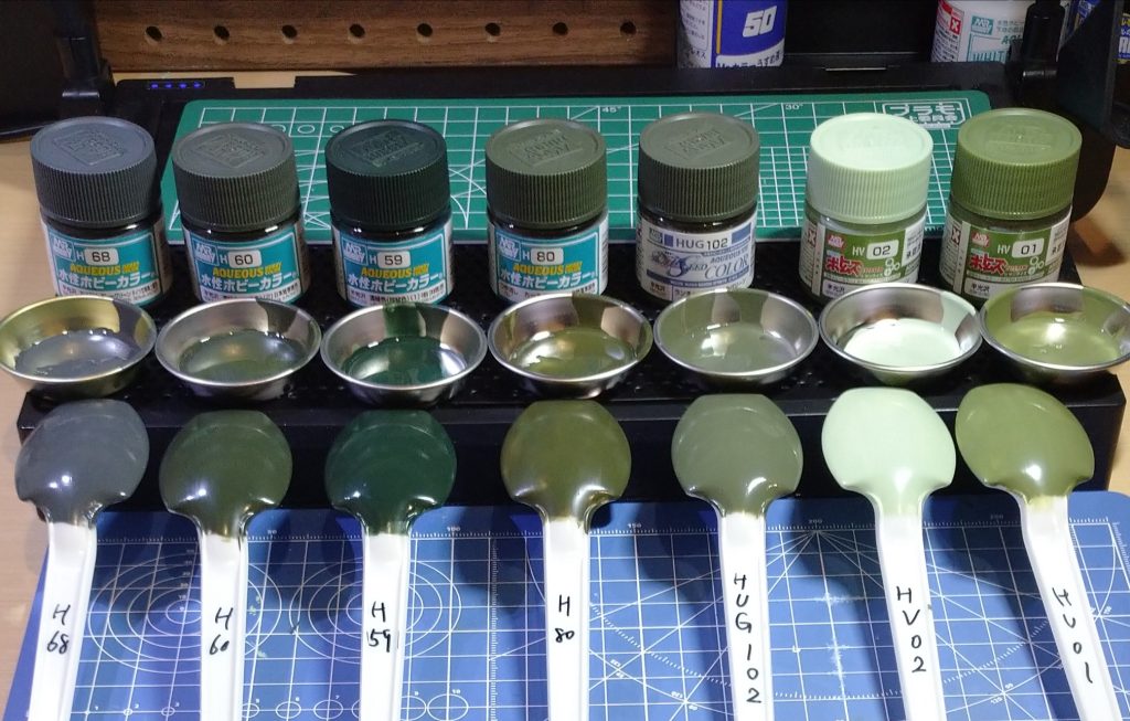 使用した緑色は以下の4色です(全て水性ホビーカラー)。 ①胴体色1：HUG102 ランチャーストライクグリーン②胴体色2：H59 濃緑色(暗緑色) 海軍色③本体色：HV01 ATグリーン④動力パイプ等：H68 グレーグリーン(エナメル X-32 チタンシルバーでスミ入れ) 差し色的な扱いで、腿下部や足首周り等にお気に入りのHV03 ATブルーグレーを塗装しています。ボトムズカラー、やはりいいですね✨(ガンプラですが💦)このあと、ウェザリングなのでそこまで筆ムラに神経は使いませんでした。