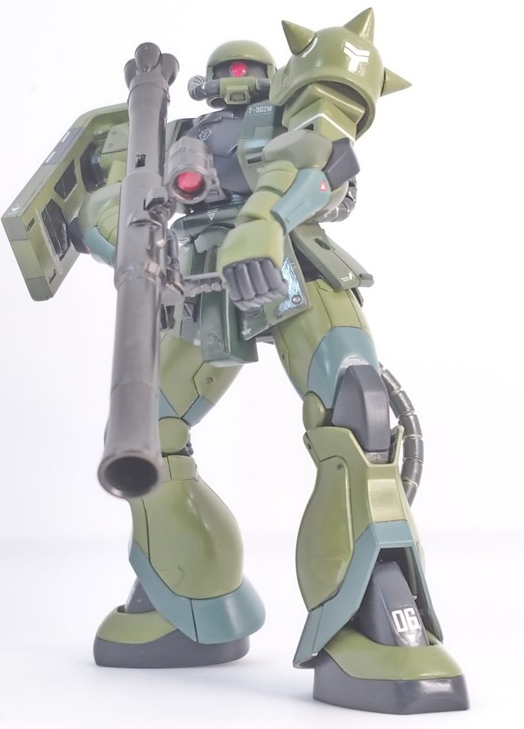 威圧感ありすぎです。小学生時、ザク系の武装は「黒鉄色」を塗りたくって「かっけえー😆」と喜んでいたことを思い出し、発砲系の武装は黒鉄色でノスタルジーに浸りながら塗装しました。塗装中、一緒にガンプラ作ってた友人を思い出し、懐かしすぎて泣けてきました( ｡ﾟДﾟ｡)  