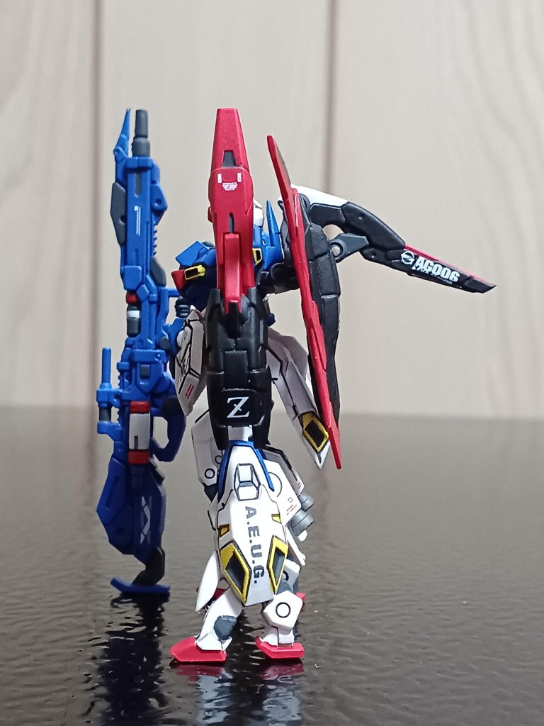 左サイドから。シールドの塗り分けが大変でしたね(gundam-kao5)