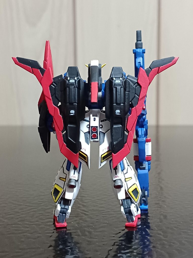 背部から。特徴的なバインダーとスタビライザーが良いですね～(gundam-kao6)後ろ姿も絵になります！