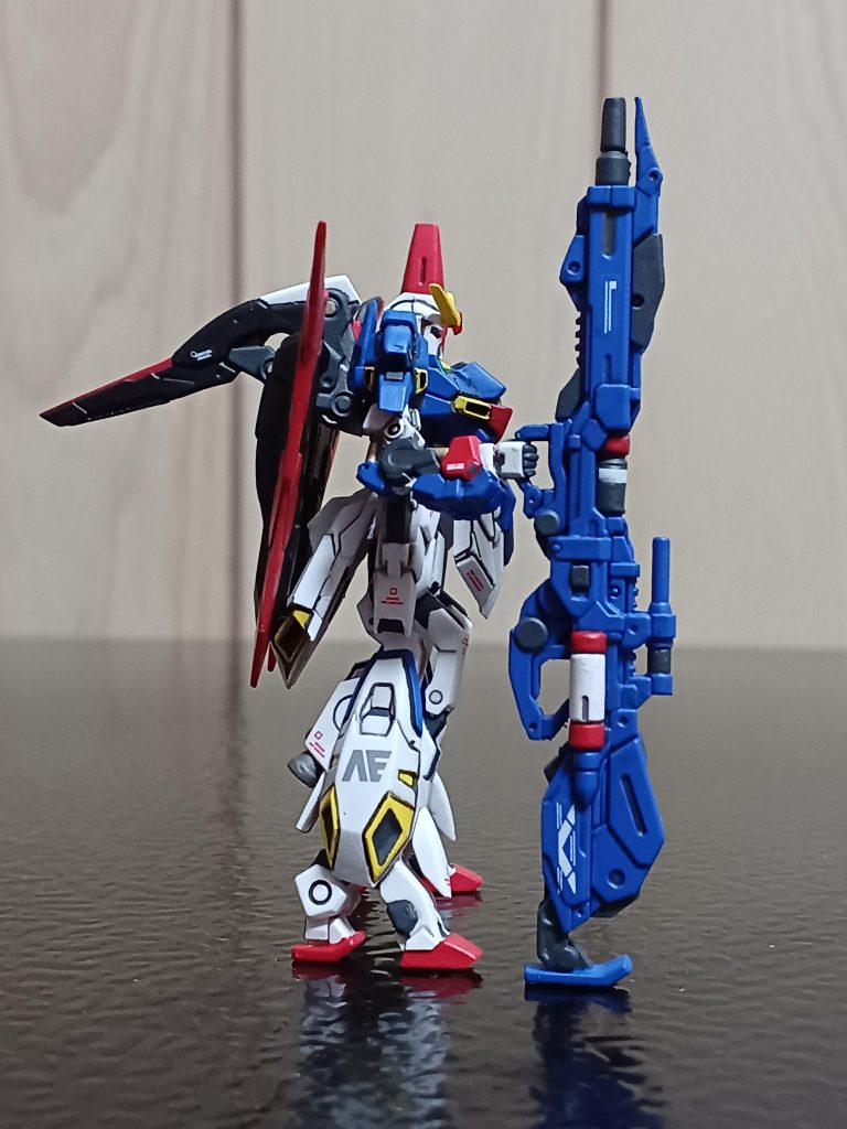 右サイドから。ビームライフルではなく、ハイメガを装備しているのが渋いですね(gundam-kao6)