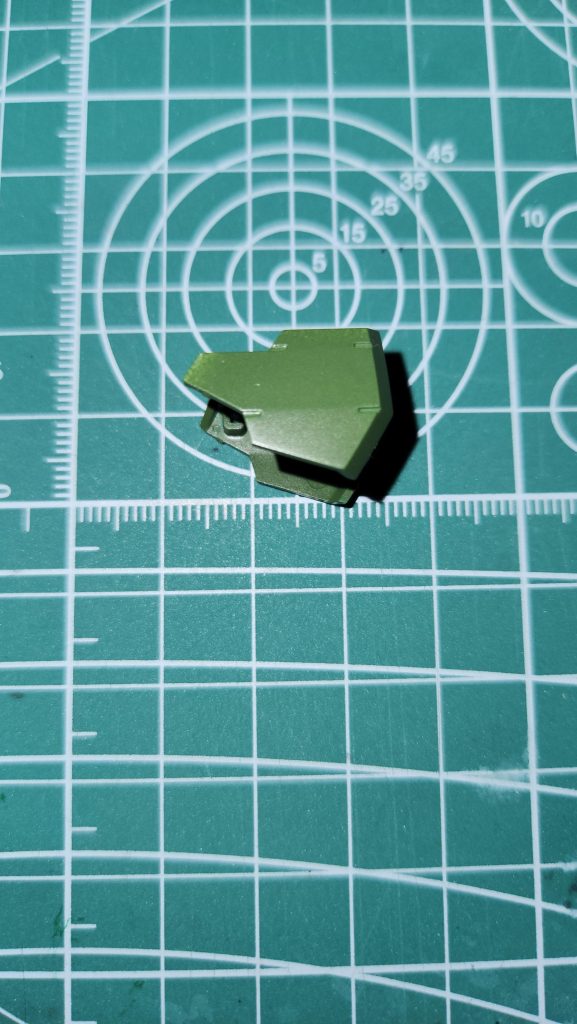 グレイズの肩部分無かったのでグレイズリッターの余剰パーツを塗装したけど、色が微妙に違う。