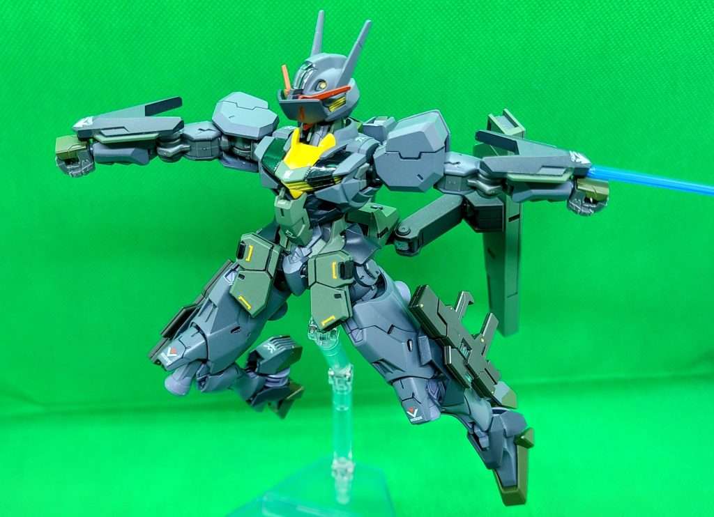 「アームシールド」両腕に装備された小型のシールドで先端から牽制バルカン、ビームサーベルの展開が可能。