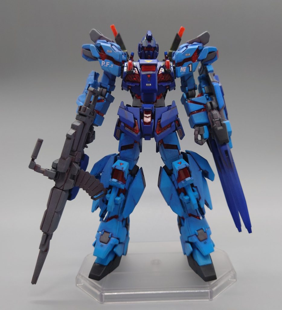 本機は当初「プロト」と呼ばれ、白と黒のツートンによる塗装が施されていた。フレーム系のテスト終了に伴い不調であった展開式の頭部アンテナを一旦撤去。上半身にサブアンテナを分散配置を行って機能を補填した上で、再度各種テスト機として転用され青系統の塗装に改められたのが改装型「ブルー」である。