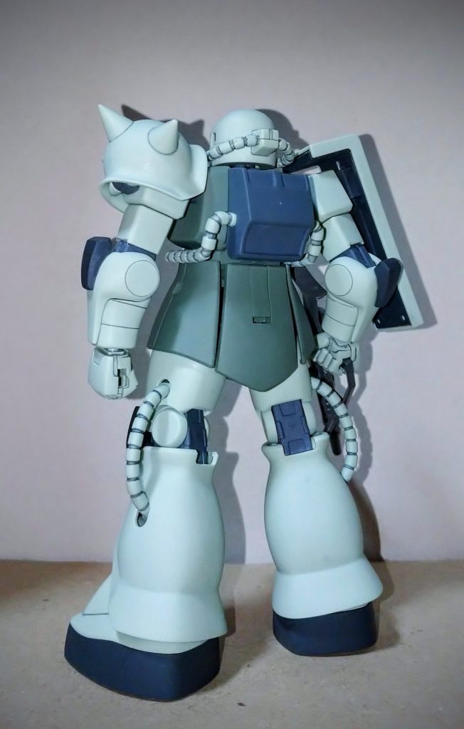 背面です。マッシブで前側から見た時よりも強そうに見えます。子供の頃は単なるヤラレメカで何とも思わなかったのに歳を重ねると素晴らしい良デザインだと感じる様になりました。合わせ目は成形色の色が保護色の様になってヤスリがけだけでほとんど目立ちません。まあ塗らなくても良いとゆう言い訳にはなりませんが自分的には十分だと感じ(成形色も中々に良い色なので)そのままフィニッシュとしました。