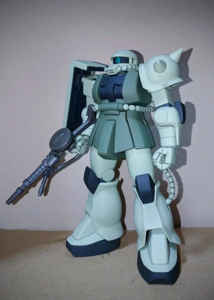 本体は多分完全に色分けされていると思うので(違ってたらスミマセン)表面処理と合わせ目消しをしただけです。モノアイはクリアグリーンのランナーを加工した物になります。本来はピンクですが本体色に近いので、案外マッチしていると思います。