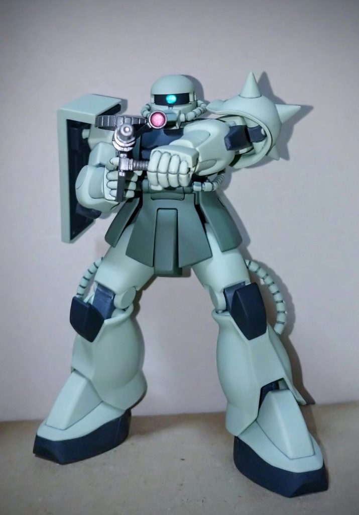 ザクと言えばマシンガン両手持ちの射撃ポーズです。極論を言ってしまえば自分にとって量産型ザクに求めるポーズはこれだけなのでコレがカッコ良く決められるこのキットは満点です。多分、設計者の方もこのポーズだけは取らせて上げたいと言う気合がキットからも感じ取れます。初めて組んだときに、「んっ( -_・)?」となって組み立て説明書を何度も読み返した不思議な足首関節もイイ思い出です。