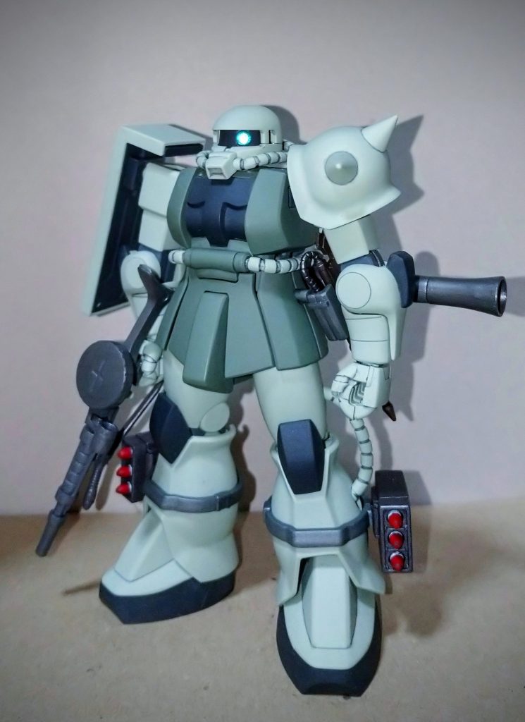 キットは［ｻﾞｸ+武器セット］みたいな豪華な仕様でメチャメチャお得だと思います。武器を作るのが苦手な人(自分含む)には中々に大変です。合わせ目の跡が目立つので武器類は塗装しました。ただしリアアーマーのバズーカラックはマトモに保持してくれないのでこの部分はマイナスポイントです。