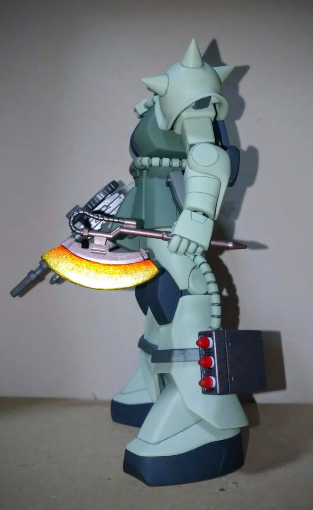 ヒートホークは少々迫力不足なので刃の部分はプラ板で大型化して取り外し出来る様にしてあります。使用時に［ウニョ～ン］と出てくるラルさんのグフのサーベルと同じ仕様です。刃は光が当たれば反射して熱く見える様にシャインシルバー下地でクリアーカラーで着色してあります。  