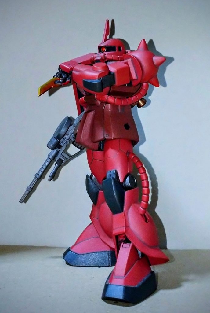 オマケの茶番劇です。「フム、腕はもうチョットだけグッとして・・・」今日もカッコ良いポーズの研究に余念のない赤い彗星・・・その異名はこうした日々の隠れた努力の積み重ねによる物と知る人は少ない・・・