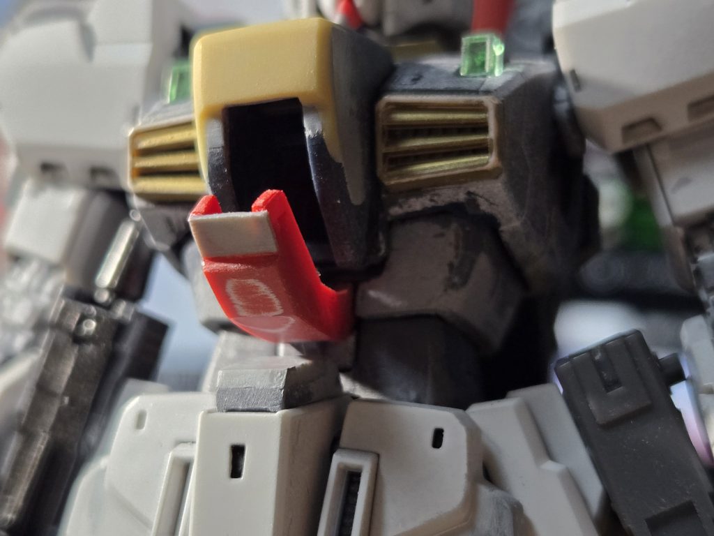 続いてコックピットハッチ。今回、初めてエポキシパテを使用してみましたが、これが中々難しい。特に削っていく上で平行にしていくのに中々苦戦しました。また、赤い内ハッチの上部をカットして段差をつけています。キットのものだと外ハッチを上げなくでも開けるんですが、どうもそれが気に食わず...。段差を追加することで、より設定に現実味を持たせることができたかなぁと思っています。