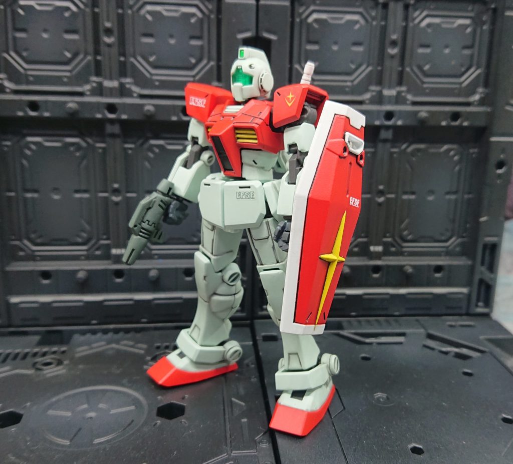 改造しなくてもカプセルアクションのジムは存在するのですが、デザイン的にジムⅡに近いところもあったので、差別化する意味で手を入れてみました。先に作っていたジム・ライトアーマーの内の1体を途中から路線変更し、ライトアーマーから逆算する形でまとめています。膝、くるぶしの丸一モールドも差別化のために市販パーツでディテールアップしました。この時に可動クリアランスの確認が不十分だったようで、相変わらず塗膜が剥げる剥げる。正直カプセルアクションは全塗装には不向きですね。ABSだから割れるとかはほとんど無いんですけどね。何のための差別化・・・、う〜ん、果たして差別化した対象と並び立つ日は来るのでしょうか。まだ手は出してません。