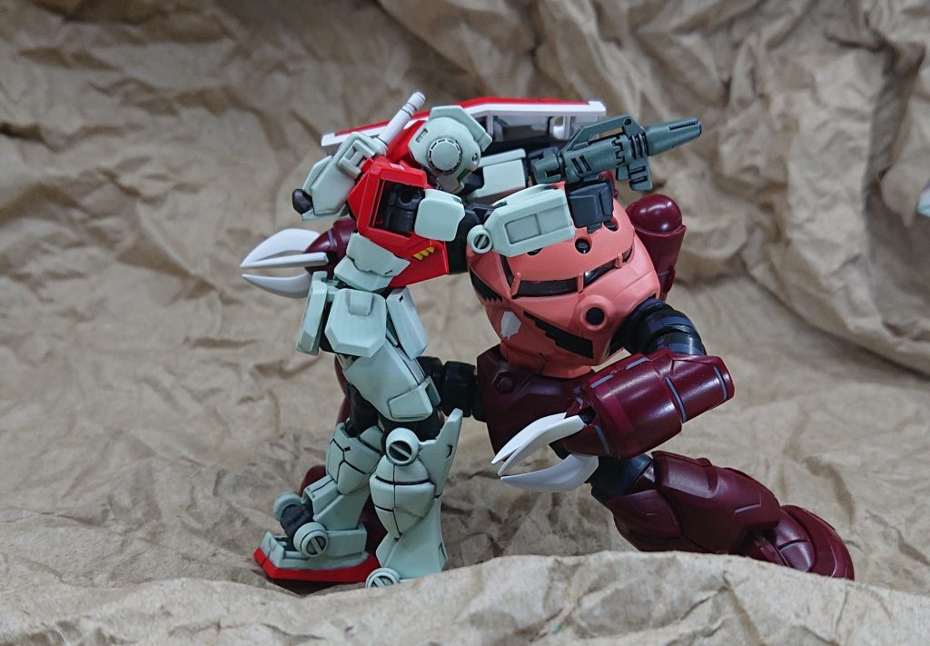 「ま、間違いない　やつだ　やつが来たんだ」という感じでHCM-Proのシャア専用ズゴックと記念撮影。バックの洞窟が梱包用の緩衝材として入っている紙をくしゃくしゃにしただけなのはご愛嬌で。