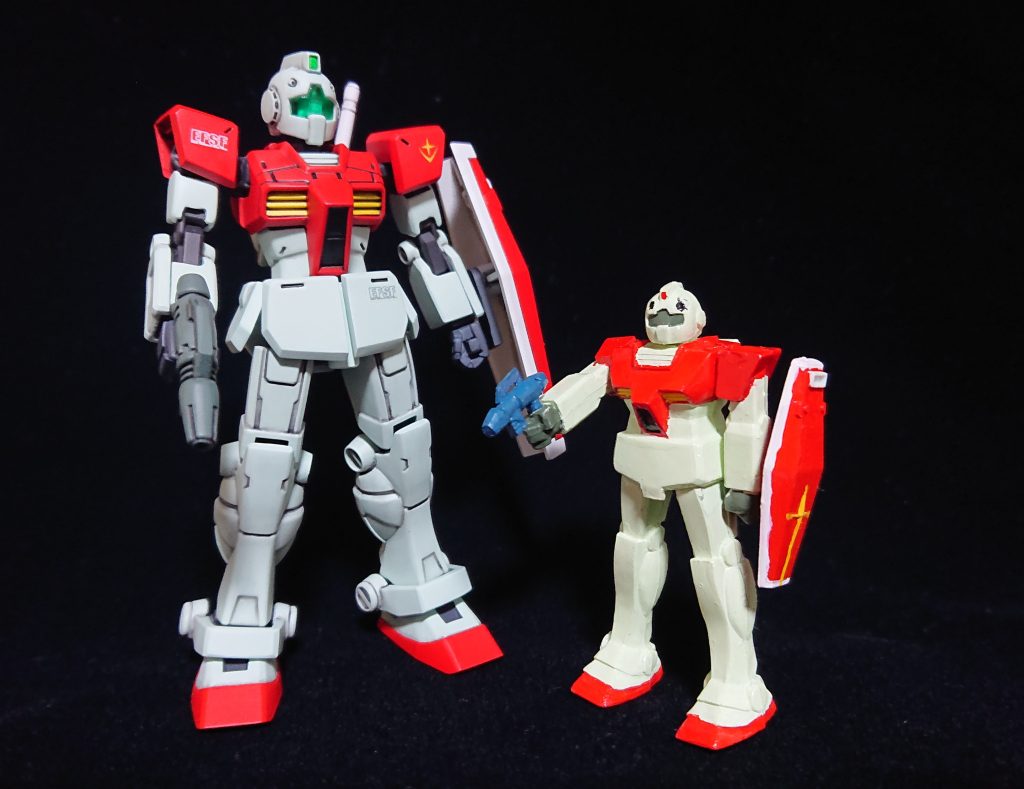 小学5年生〜中1くらいの時に全塗装した森永チョコスナックおまけ　1/300ガンプラのジムを発掘したので記念撮影。武器を自作したのは、カプセルアクションのザクを旧ザクに改造した時に作ったザクマシンガンが最初だと思っていましたが、これのビームスプレーガンの方が早かったみたいです。左から右で、実に40年弱の時が見えるようです。