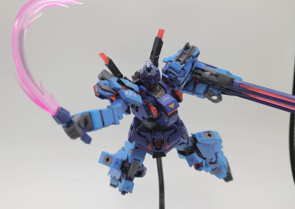 それにしてもアクリジョンは良い塗料ですね!アクリル系に比べるといささか高いし希釈も結構難しいとは思いますが乾燥早いし発色もいい。頭がガンガンする感じも無いし…まあ…希釈量のベストを見極めないとアクリルより変な感じに吹いたりしますけど…