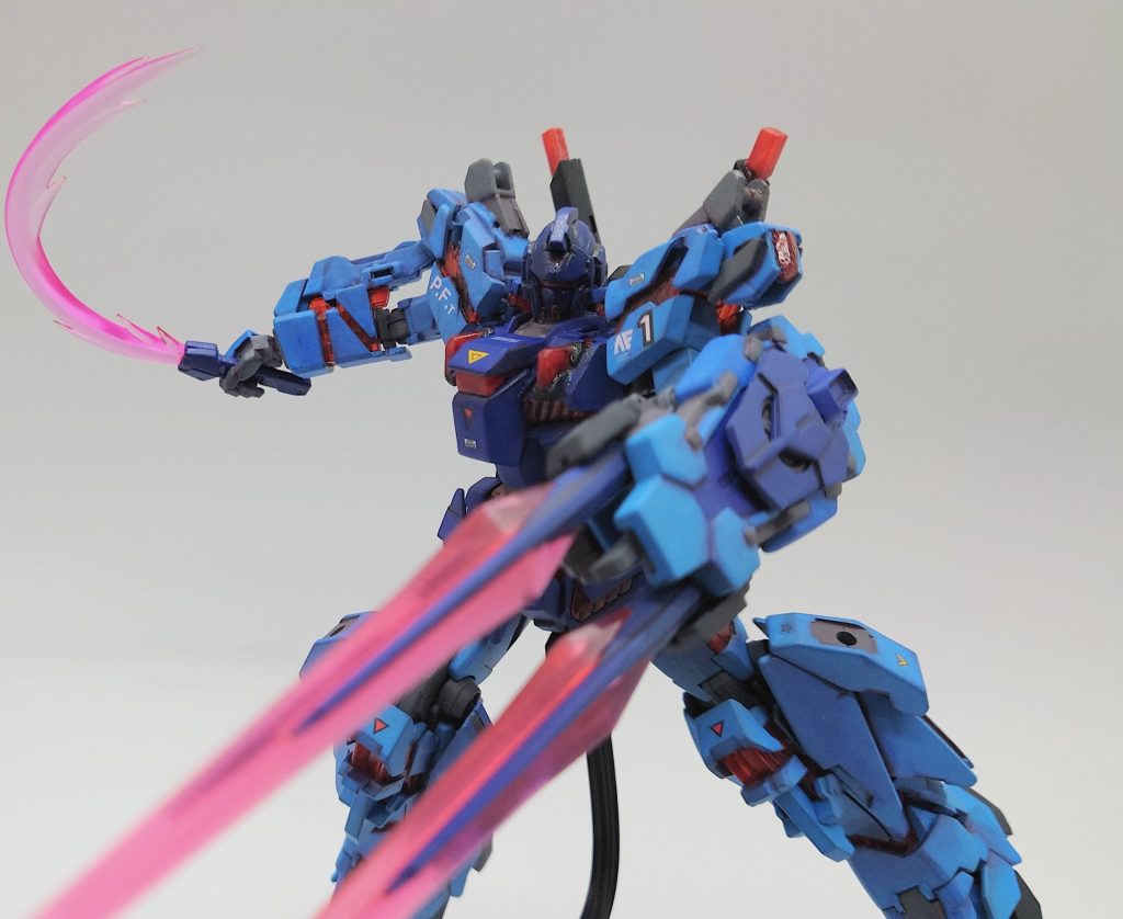 イメージはユニコーンガンダムの試作機の1つにブルーデスティニーっぽいのがいたら…というよくある奴。塗り替えただけじゃなぁと思ったのでシルエットを似せるように各部のシルエットを変えるようにパーツをペタペタと貼り付けたりしています。銃はM249機関砲、盾などもスパイクシールドのイメージですね。