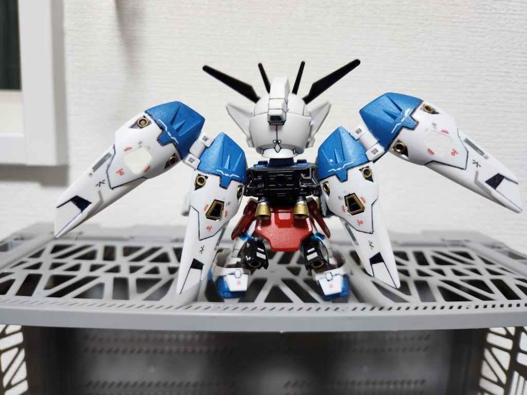 背面バインダーは閉じることもできます。足の肉抜きが目立たないようバーニアを追加しました。