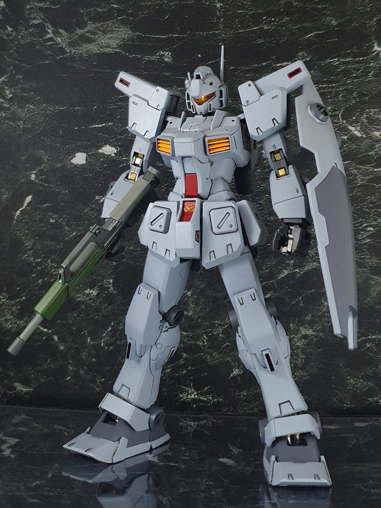 《改造点》【頭部】MG ヘイズル2号機の頭部を元に若干の加工!ジムカスタムにしている(元キットのままでは顔が大き過ぎるとの判断)【胴体】フルメカニクス 1/100 レイダーガンダムの胴体を改造(おなじみ)!各部接続軸を新造して合わせた。【腕部】肩はMG ガンダム ver.2.0系列をもとに、MG ジムカスタムの物を装着出来るように加工!腕部は1/100 レイダーガンダムの物をそのまま使用している。掌のみMG ヘイズル2号機から流用。 【腰部】MGのガンダム2.0系列をベースに改造。上半身が刺さる様に軸受けをムリヤリ何とかし、MGガンダムver.Ka.の前掛け等を加工して装着!【脚部】MGガンダムver.Ka.の物を加工しつつ採用!踝より下はMG ストームブリンガーの物を使用した。