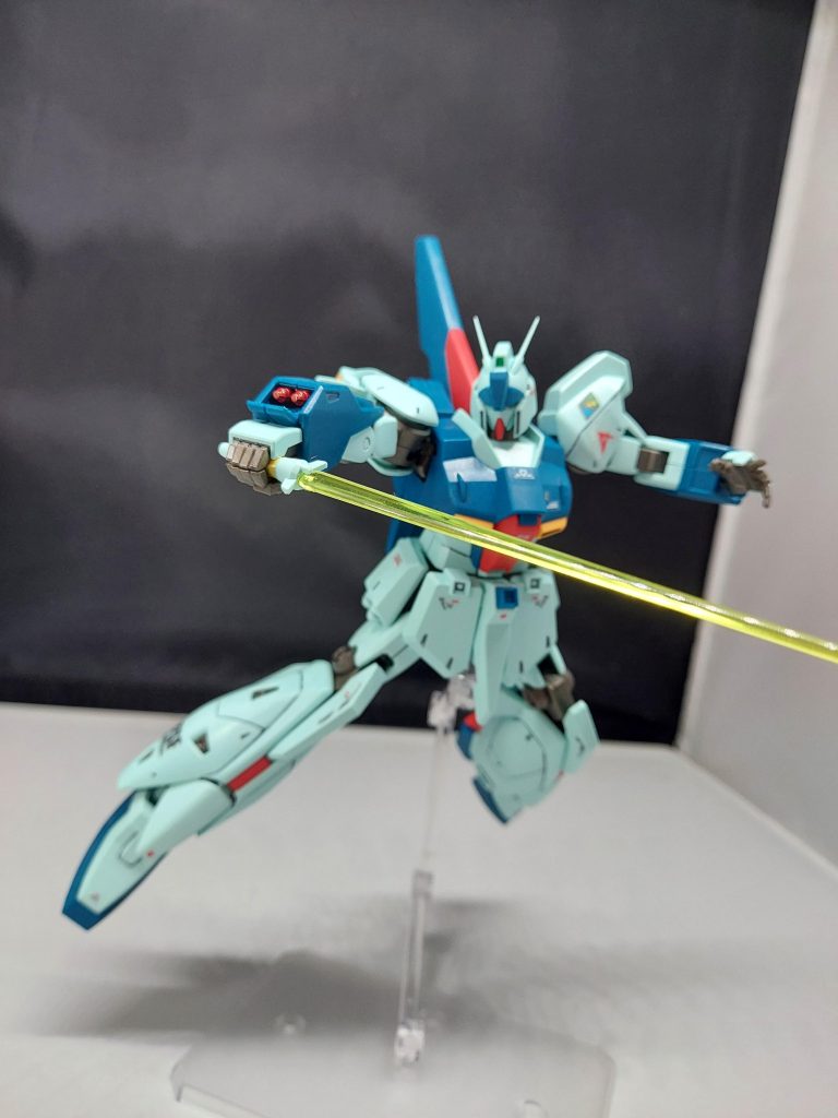 ビームサーベルとグレネードサーベルが結構ゆるゆるなのでマスキングテープで太らせてます(^_^;)