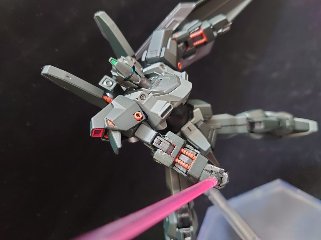 シールドはジェガンのをそのまま使ってます。接続は腕内部とジョイントパーツにネオジオ磁石を仕込んでくっつけてます。