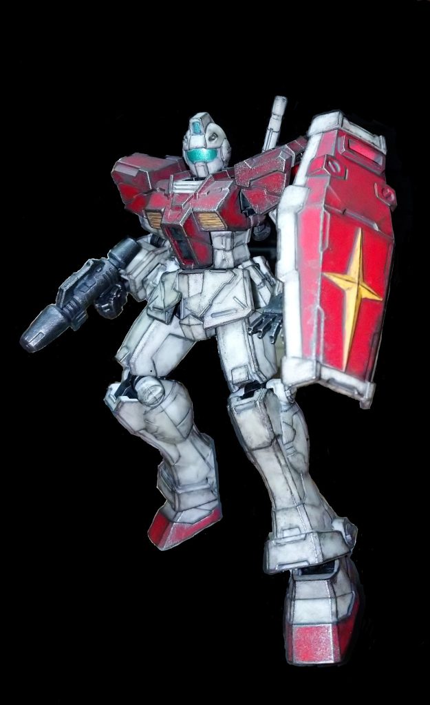 どこか遠くで戦っている音を感じて彼は眼を開ける・・・「んっ・・なんだ?・・ここは?・・・」ぼやけた視界ではっきりとは分からないが赤と青の何かが激しい攻防を繰り広げている様だ・・・「・・凄いな。」鮮明とは言えないぼやけたビジョンの様にしか感じられないが彼は素直にそう思った。ここであることに彼は気付いた・・・「浮いているのか?」まるで自分が巨人になったかのように俯瞰で見下ろしている様に全てが見える事に・・・「俺は・・・死んだ・・のか?」・・・そう思ったものの不思議と恐怖や怒りや悲しみといった思いは感じられなかった・・・諦めとも違うどこか納得さえ感じてしまっている様でもある・・・「あんな奴に俺が勝てる筈が無い。」・・・絶対にかわされる事が無いであろうタイミングで放った一撃をまるでわかっていたかの様に姿勢を低くするだけで避ける様な相手ではなと思い何故か笑ってしまいたくなり眼を閉じた・・・次に眼を開けたのは見馴れたMSハンガーの上だった。「えっ?これは?死んだはずでは?・・・」「君は運が良かったね。大事なメモリー部分が無傷だったから何とかなったよ。まあ身体の79%は新造品だがね。」「はぁ・・そうですか・・・ありがとうございます。」・・・どうやら無事に生き返れたらしい・・・「79%も変わっていたらほぼ別人の様な気がするがまあ良しとしよう。治るまで1ヶ月かかったみたいだから30日は死んでいたようなもんだな。・・・どうせなら一から鍛え直してあの赤いカニ野郎にリベンジしたるわ❗」・・・彼の第2の人生の始まりである!