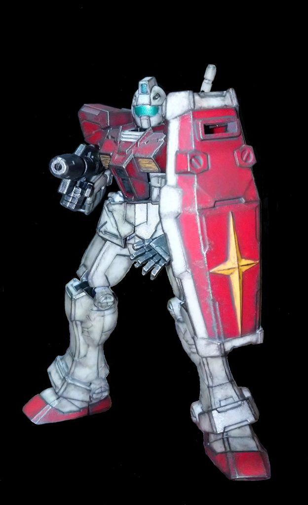 いかにもジムっぽいポーズで一枚。ウェザリングはグレーでスミ入れ兼ウォッシングした後にエッジ部分をグレーで塗ってからなじむ様にぼかして(黒立ち上げっぽく見えてくれます様にと願いをこめて😅)から焼鉄色でエッジをキツメに、それ以外の所にも塗料が付いているかいないか分からない位の感じでドライブラシをかけて金属感が出せれば良いなと言う感じを狙っていたと思います。明らかにやり過ぎでスケール感も何もあったモノじゃありません。(^^;