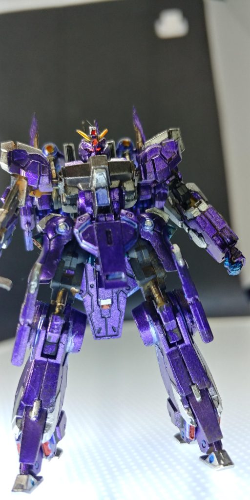 今回はMETALLIC COLOR MARKERSよりメタリックパープル、メタリックブロンズ、ガンダムマーカーよりGメタバイオレット、Gメタブルー、コスモスメタブルー、ヘビーガンメタリック、シャインシルバー、イエローゴールド、【Gブラック×Gゴールド】、ロイヤルメタレッドガイアカラーより蛍光ピンク
